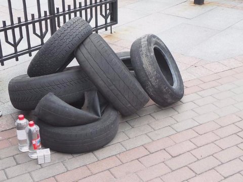 Шини і дим: у Києві мітингують через убивць Небесної Сотні