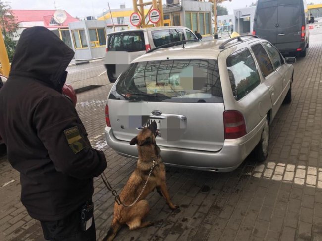 На «Ягодині» в багажнику автівки знайшли зброю. ФОТО