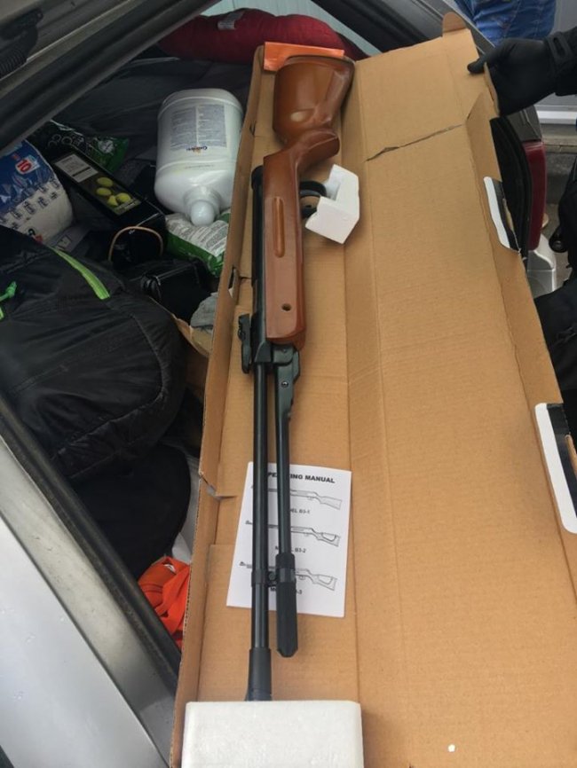 На «Ягодині» в багажнику автівки знайшли зброю. ФОТО