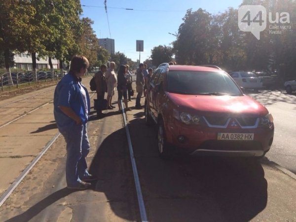 У Києві пасажири відсунули автівку, яку водій покинув на трамвайній колії. ФОТО