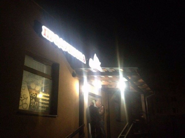 Нічний Луцьк: у магазинах активно продають вино і коньяк