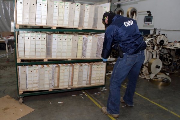 У Польщі ліквідували нелегальні тютюнові фабрики, на яких працювали українці. ФОТО