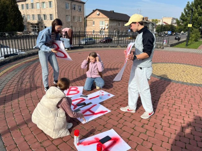 Молодь на Волині провела акцію на підтримку захисників Авдіївки