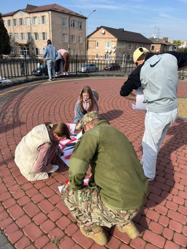 Молодь на Волині провела акцію на підтримку захисників Авдіївки