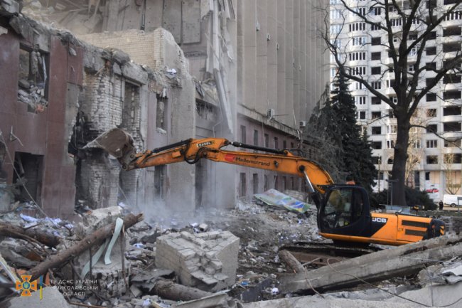 Кількість жертв удару по Миколаївській ОДА сягнула 19-ти. ФОТО