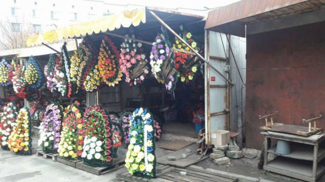 Луцькі продавці «похоронних» квітів переселились з Соборності