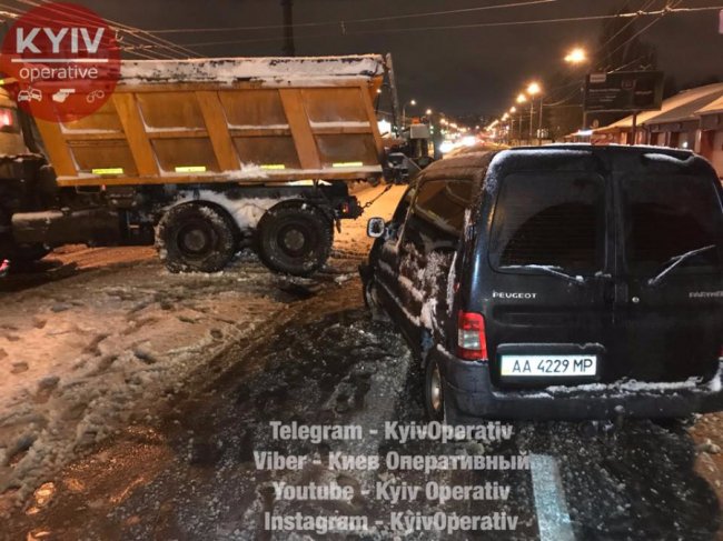 У Києві снігоприбиральна машина вчинила аварію, в якій постраждала дитина