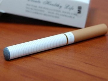 Популярні електронні сигарети заважють кинути курити