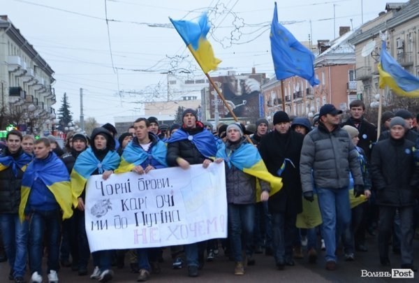 Луцькі студенти влаштували марш і вимагали у депутатів підтримати європейський вибір. ФОТО