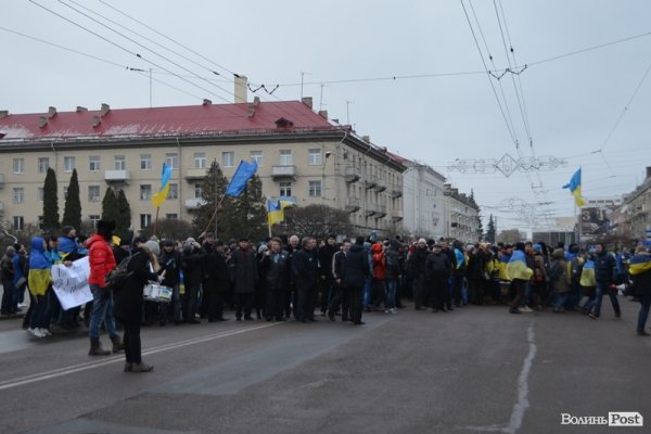 Луцькі студенти влаштували марш і вимагали у депутатів підтримати європейський вибір. ФОТО