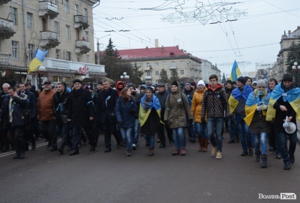 Луцькі студенти влаштували марш і вимагали у депутатів підтримати європейський вибір. ФОТО