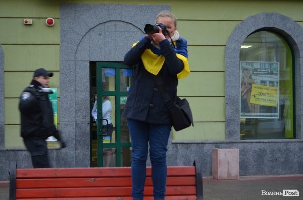 Луцькі студенти влаштували марш і вимагали у депутатів підтримати європейський вибір. ФОТО