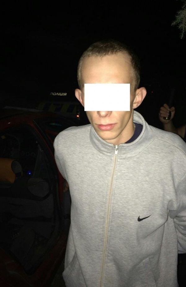 На Волині хлопець перевозив у машині заборонені речовини та зброю. ФОТО