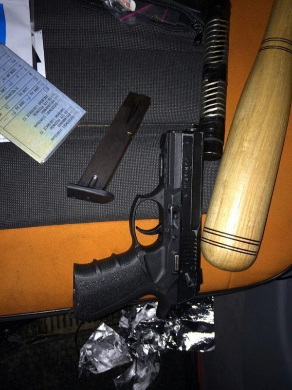 На Волині хлопець перевозив у машині заборонені речовини та зброю. ФОТО