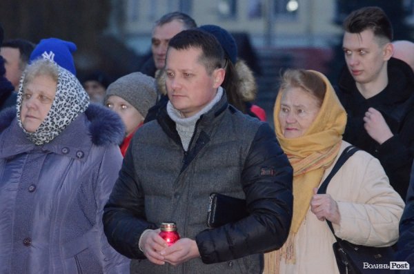 До Героїв Небесної сотні від лучан полинули ліхтарики. ФОТО