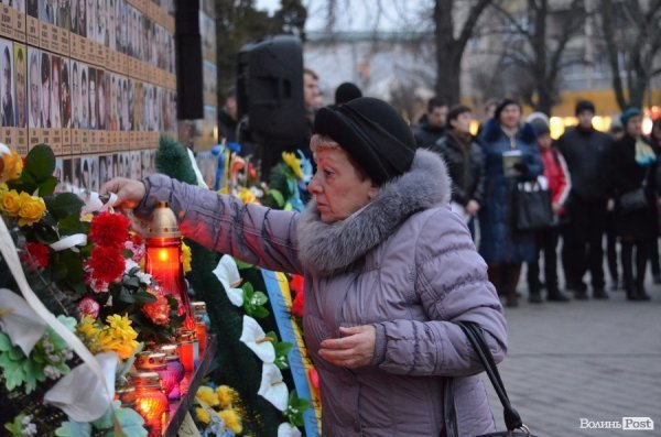 До Героїв Небесної сотні від лучан полинули ліхтарики. ФОТО