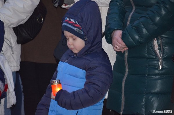 До Героїв Небесної сотні від лучан полинули ліхтарики. ФОТО