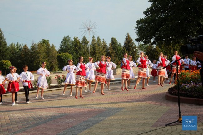 Танці, піджаки, промови: у Нововолинську відзначили день прапора. ФОТО