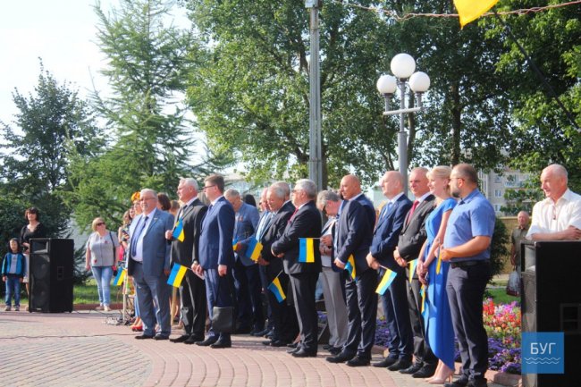 Танці, піджаки, промови: у Нововолинську відзначили день прапора. ФОТО