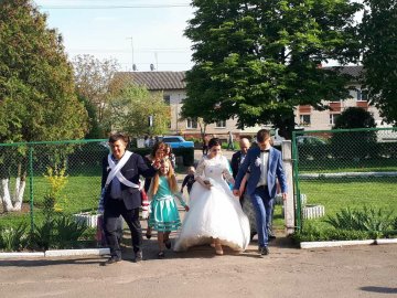 У Торчинській ОТГ в день весілля голосували молодята. ФОТО