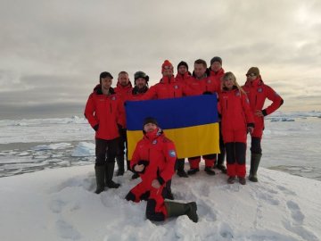 Полярники зворушливо привітали українців з Днем Державного Прапора. ФОТО