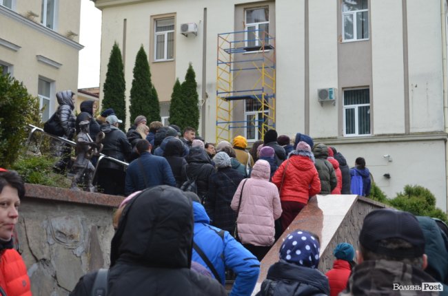 Під Луцькрадою знову мітингують базарники. ФОТО