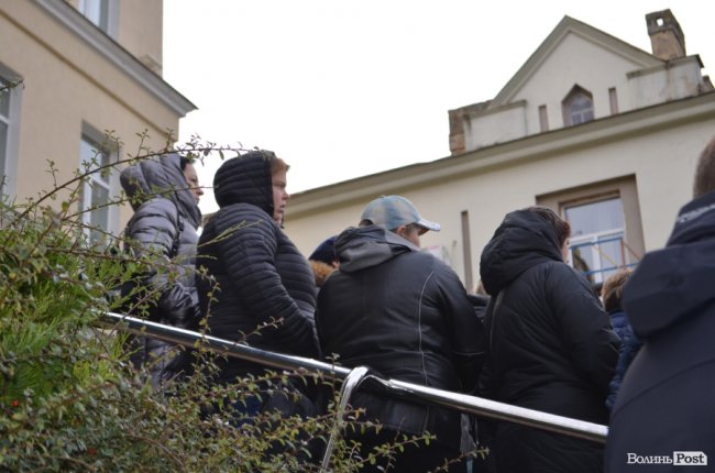 Під Луцькрадою знову мітингують базарники. ФОТО
