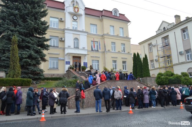 Під Луцькрадою знову мітингують базарники. ФОТО