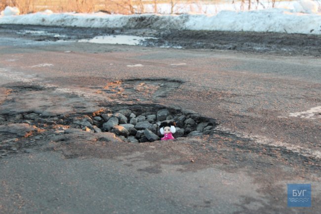На дорозі Володимир-Волинський-Павлівка водії тільки те і роблять, що ями об’їжджають. ФОТО