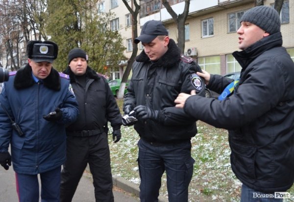 Луцькі студенти влаштували марш і вимагали у депутатів підтримати європейський вибір. ФОТО