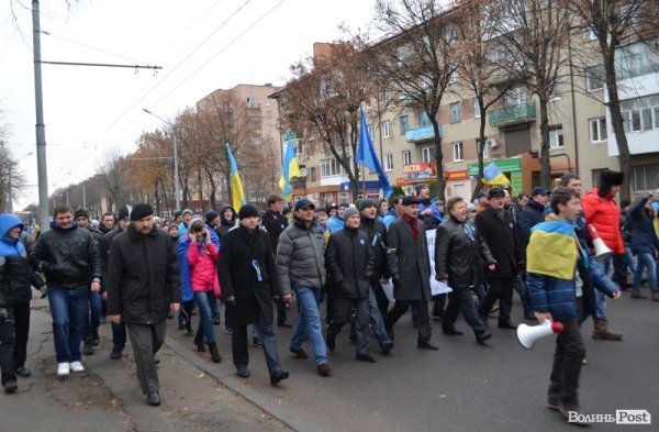 Луцькі студенти влаштували марш і вимагали у депутатів підтримати європейський вибір. ФОТО