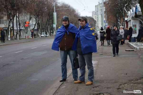 Луцькі студенти влаштували марш і вимагали у депутатів підтримати європейський вибір. ФОТО