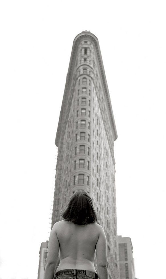 Фотопротест: жінки з голими грудьми на вулицях міста