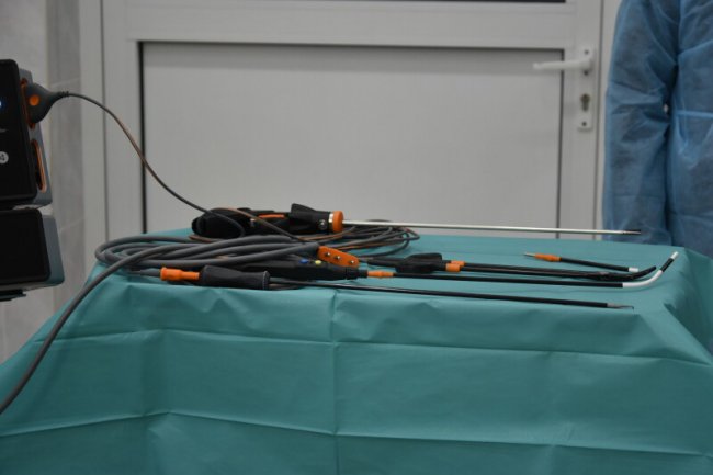 Луцька лікарня отримала новітній апарат, який дозволяє робити операції при найменших розрізах. ФОТО