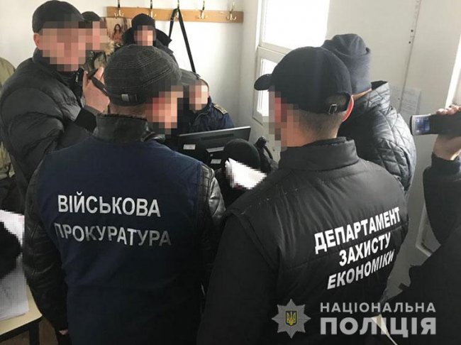 Прикордонник ледь не з’їв 0 хабара під час затримання. ФОТО