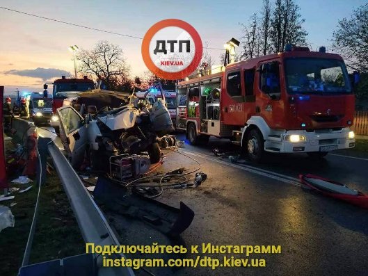 Бус врізався в лісовоз: у Польщі в аварії загинули українці