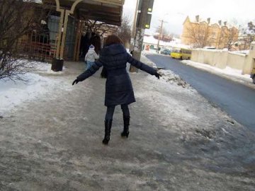 «Допустили колапс», – чиновниця Луцькради про тих, хто мав посипати тротуари під час ожеледиці