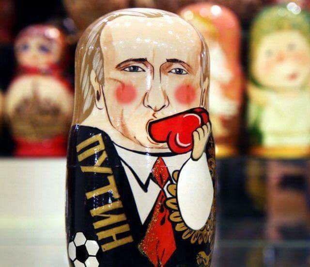 «Матрьошка 18+»: у мережі висміяли сувенір Росії до ЧС-2018
