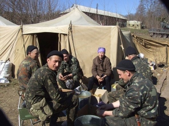 «Буде військо - буде Україна!»: військові обживаються в полі. ФОТО