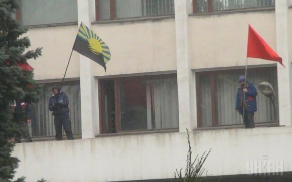 У Маріуполі сепаратисти захопили міськраду. ФОТО