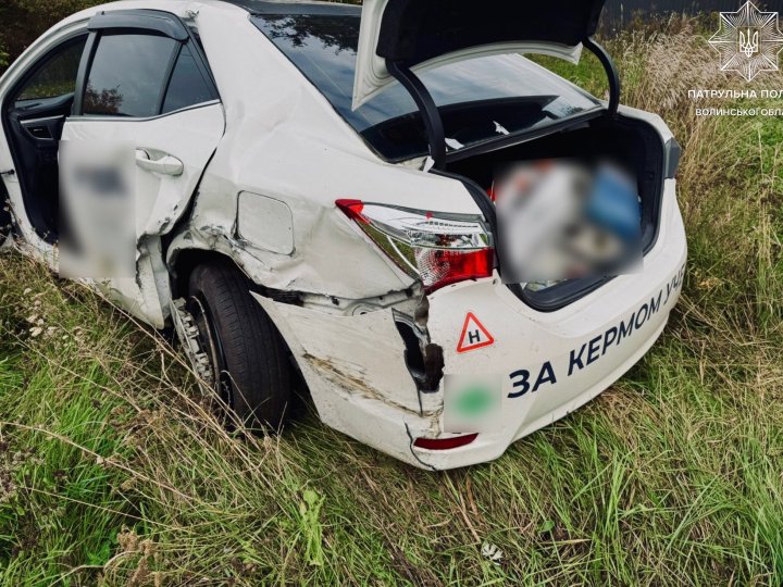 Поблизу Луцька Volkswagen зіткнувся з навчальним авто