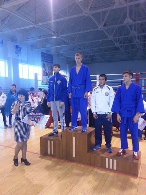 ЗМІ ідентифікували молодиків, які пікетували СБУ