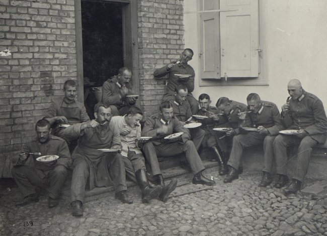 Австрійські військові обідають на вулиці в Ковелі