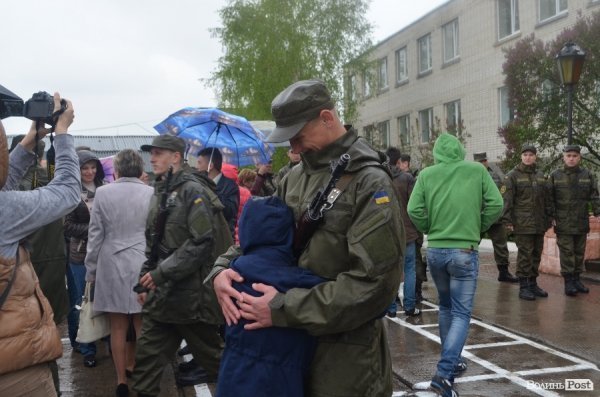 У Луцьку складали військову присягу під дощем