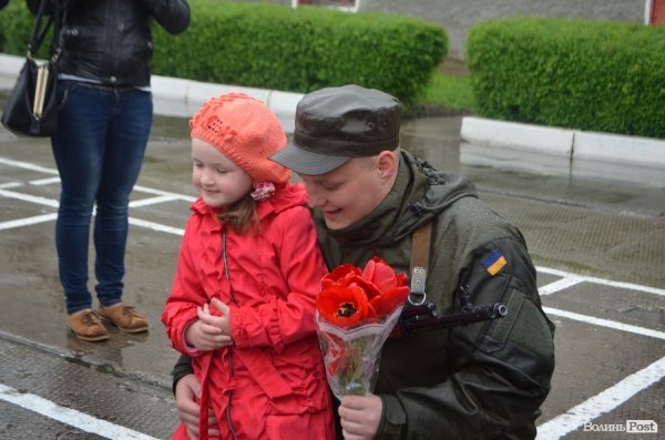 У Луцьку складали військову присягу під дощем