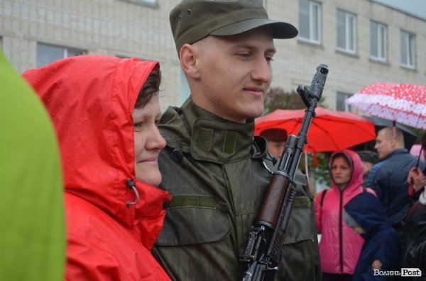 У Луцьку складали військову присягу під дощем