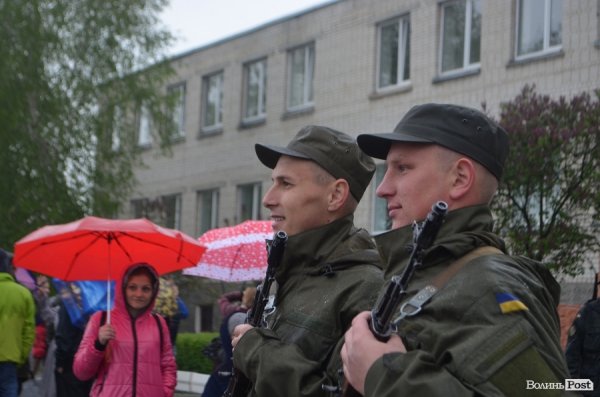 У Луцьку складали військову присягу під дощем