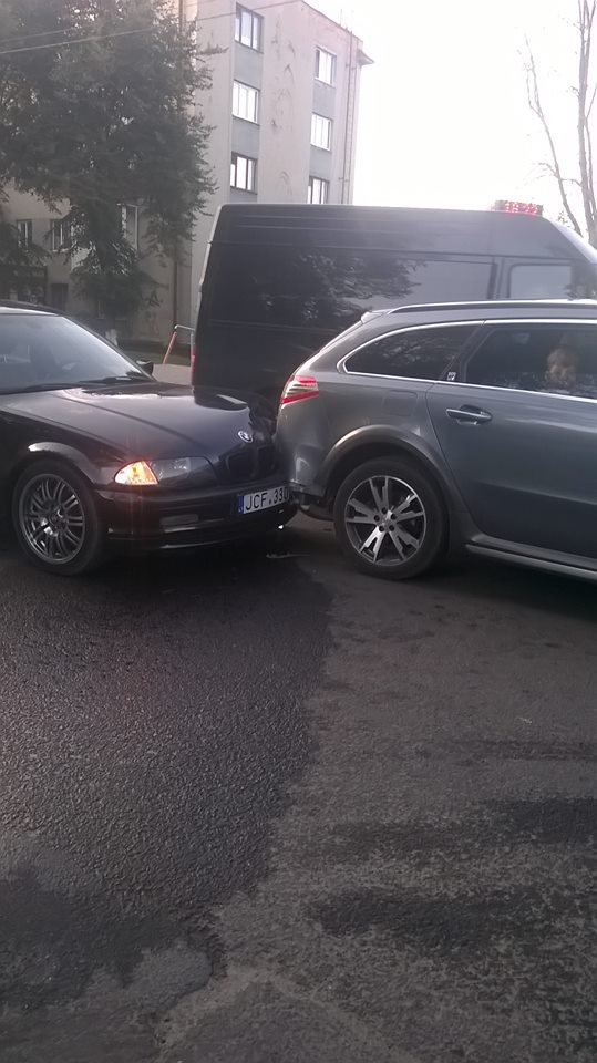 У центрі Луцька BMW врізалося в Peugeot 