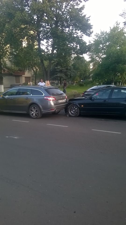 У центрі Луцька BMW врізалося в Peugeot 