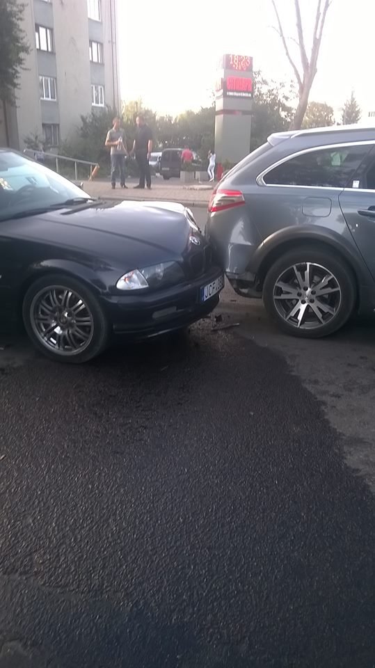 У центрі Луцька BMW врізалося в Peugeot 